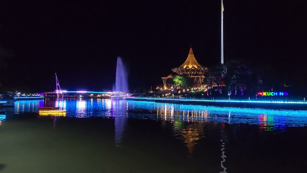 Шоу фонтанов на набережной Кучинга в Сараваке @exploresarawak