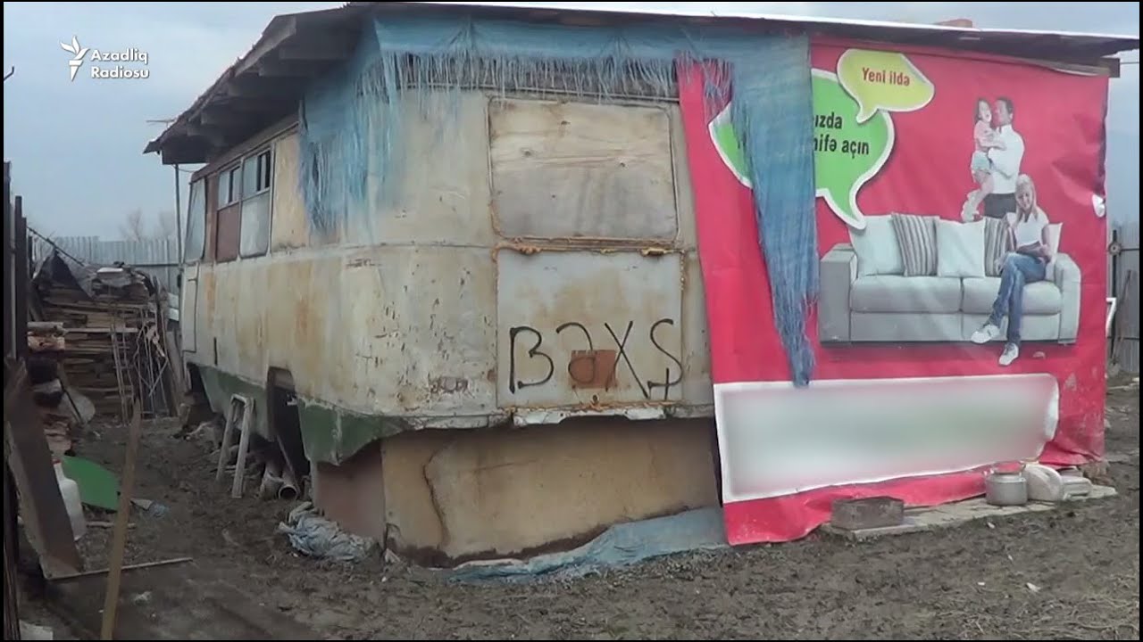 2 ildir, avtobusda yaşayan 4 uşaqlı ailə
