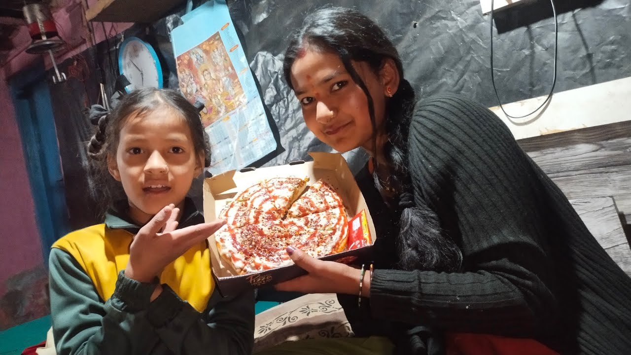 Mummy ke birthday PE Hui special Pizza party 😋