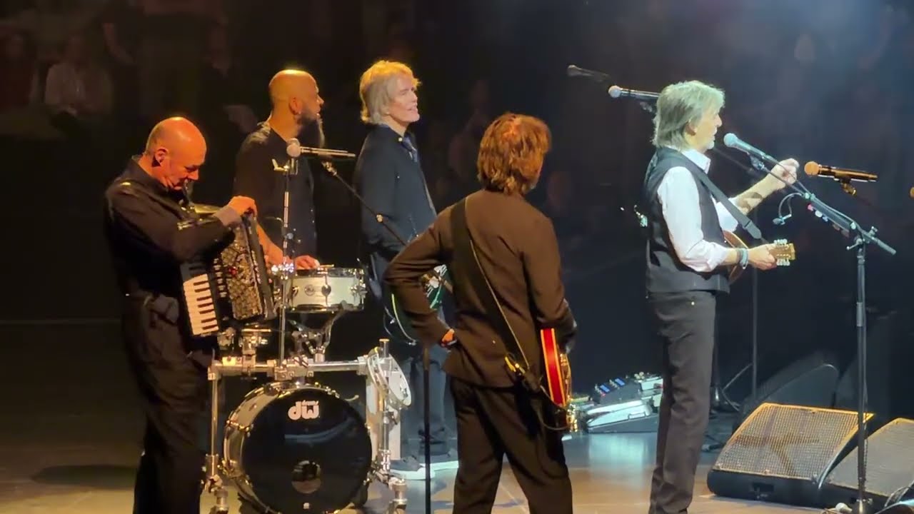 Paul McCartney READS AUDIENCE SIGNS - Got Back Tour - Chicago IL 11/24/25 United Center