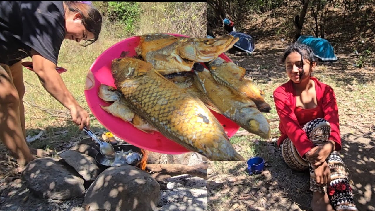 🛑 lindas chicas😍 👙están haciendo una rica fritada de pescado a la orilla del mar 🌊 
