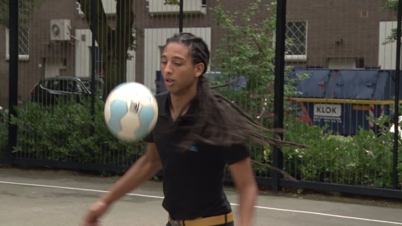 010nu- Wereldsucces voor Rotterdamse straatvoetballer Jeand Doest