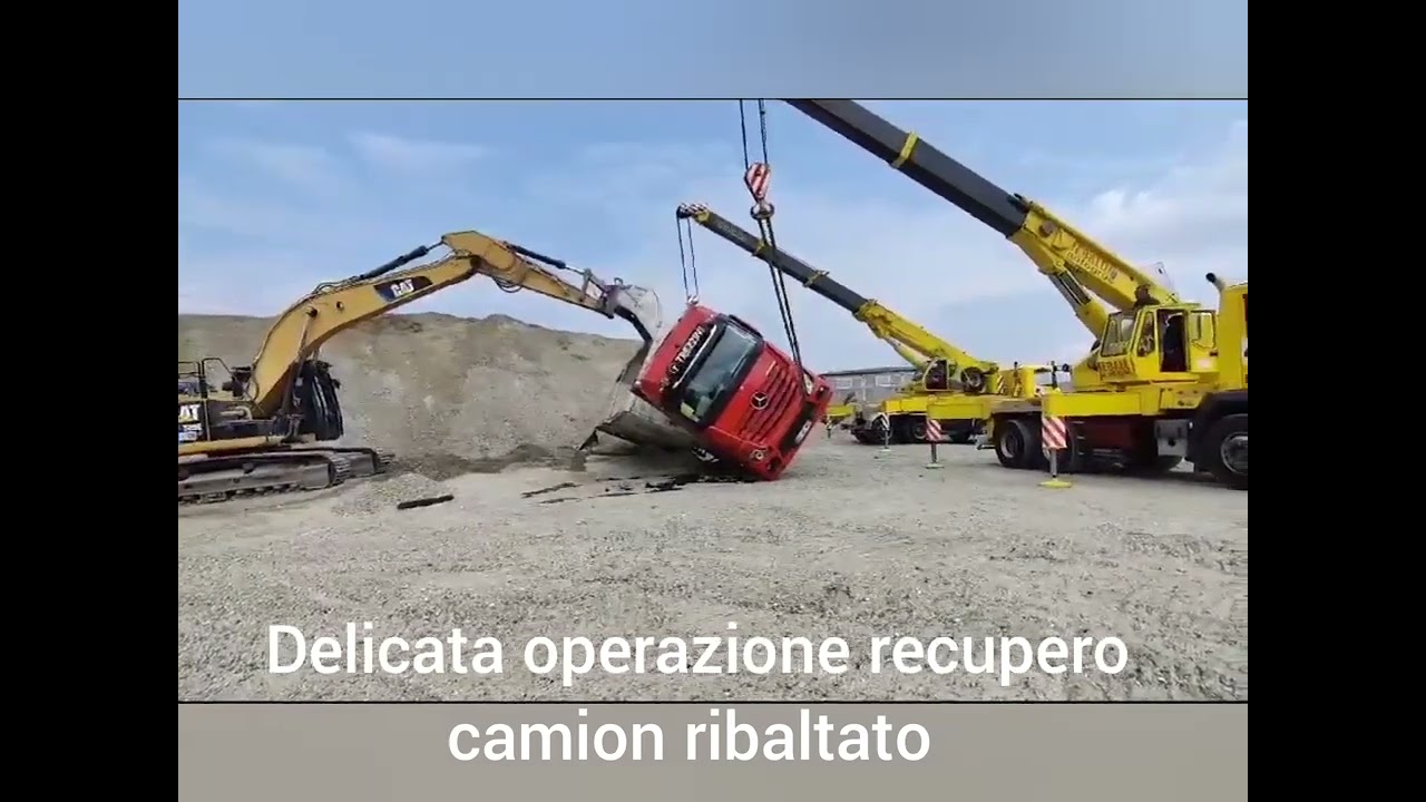 CAMION SI ROVESCIA DELICATA OPERAZIONE PER IL RECUPERO TRUCK CRASH