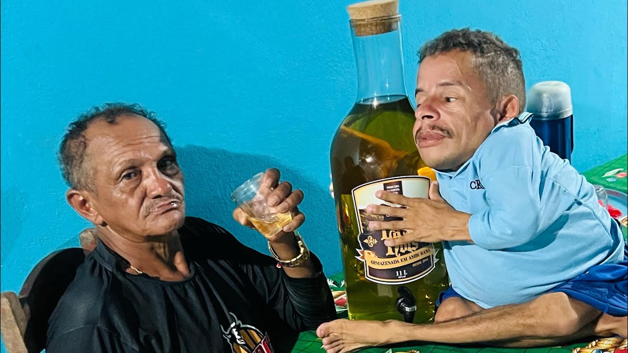 O VELHOBRUTO CHEGOU TODO LASCADO DE BEBO EM CASA 😂😂😂