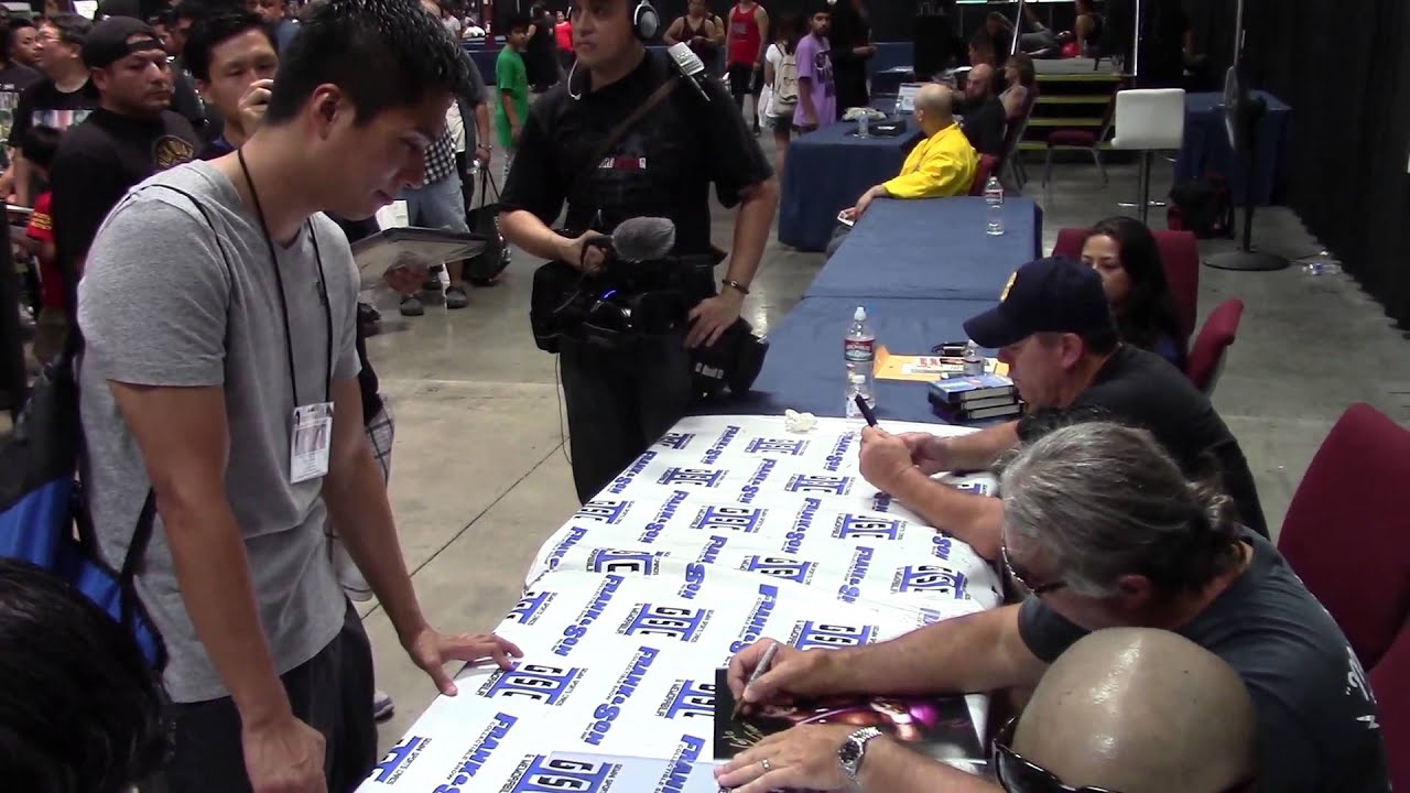 Bret Hart Signing For Fans