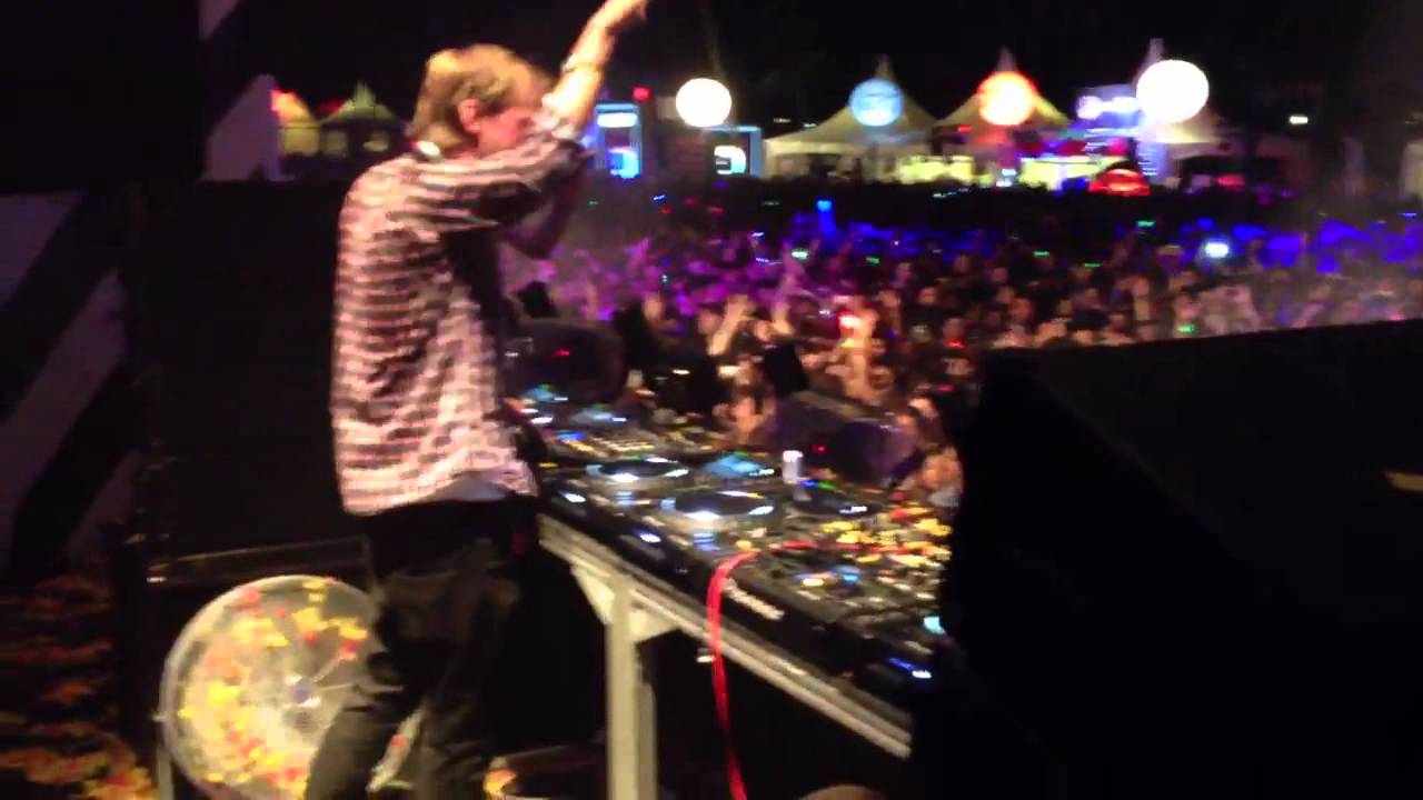 ZoukOut 2011 - Avicii - Seek Bromance