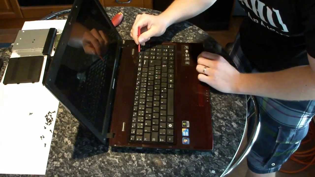 Opening and cleaning Samsung R580 laptop  - Samsung R580 läppärin avaus ja puhdistus.