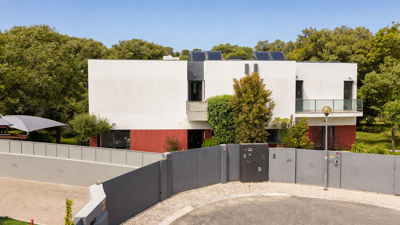 Modern 4-Bedroom Villa with Garden & Lounge Just 2 Minutes from Cascais Center | Ref. L42242