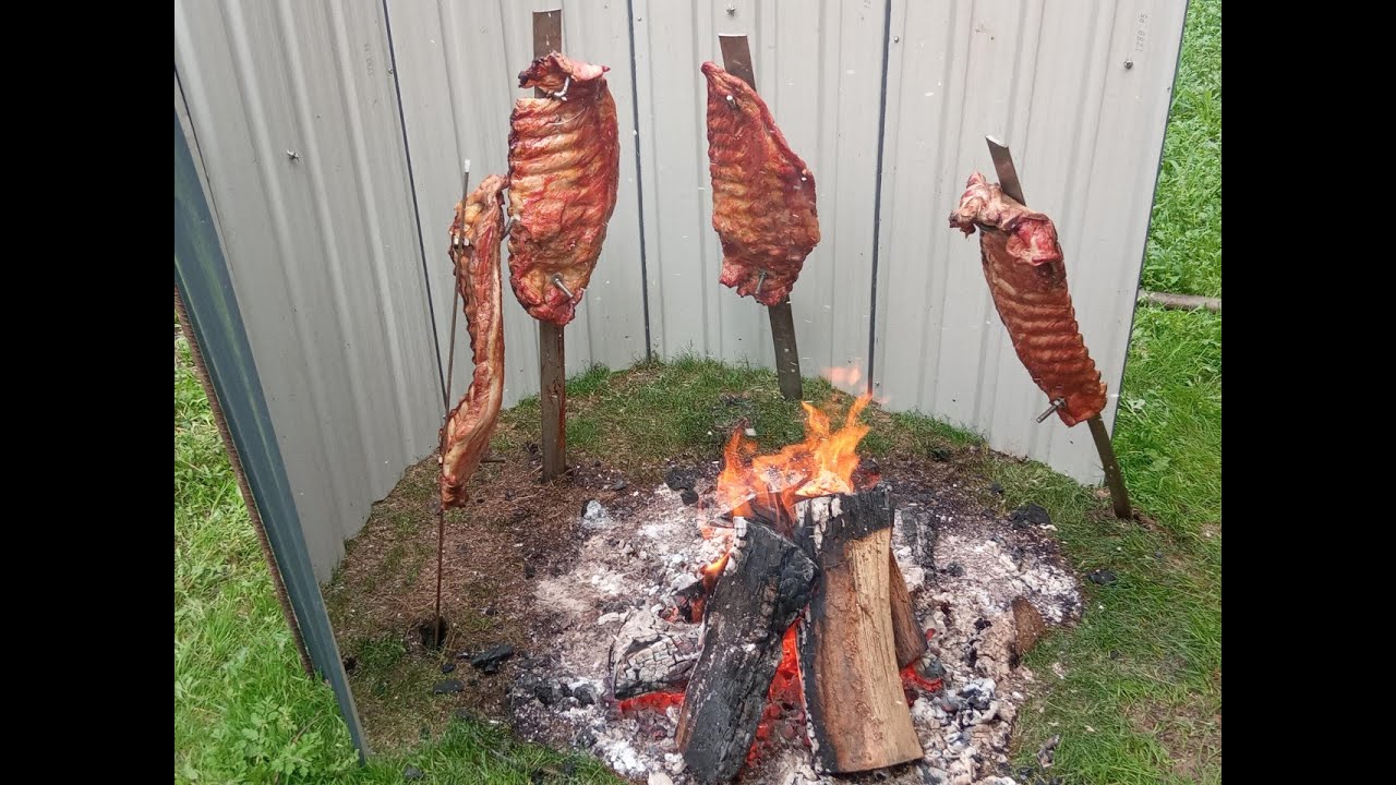 costillas a la estaca o a la cruz,  asado a la cruz, asado a la estaca. de forma sencilla