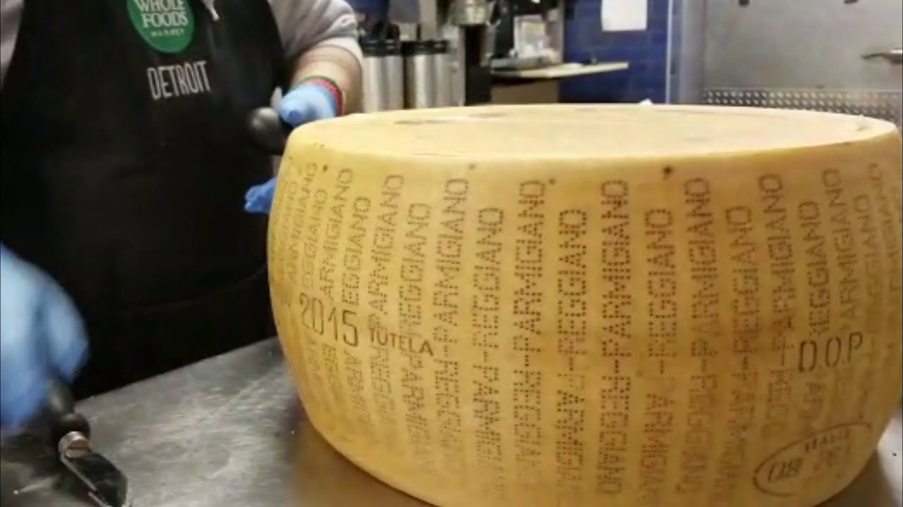 How to crack parmesan cheese | Cheese Nation | Como Cortar queso parmesano