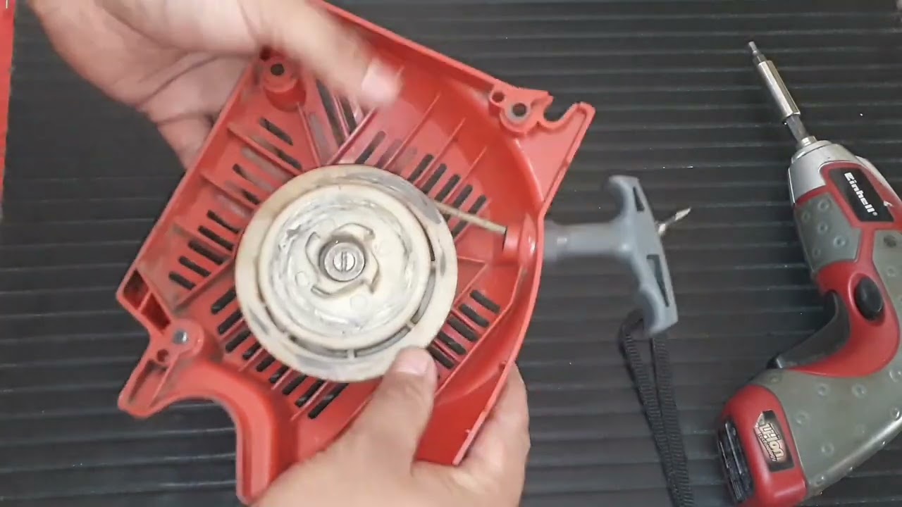 Cambio de resorte de retracción y ajuste de cadena de motosierra Gamma.