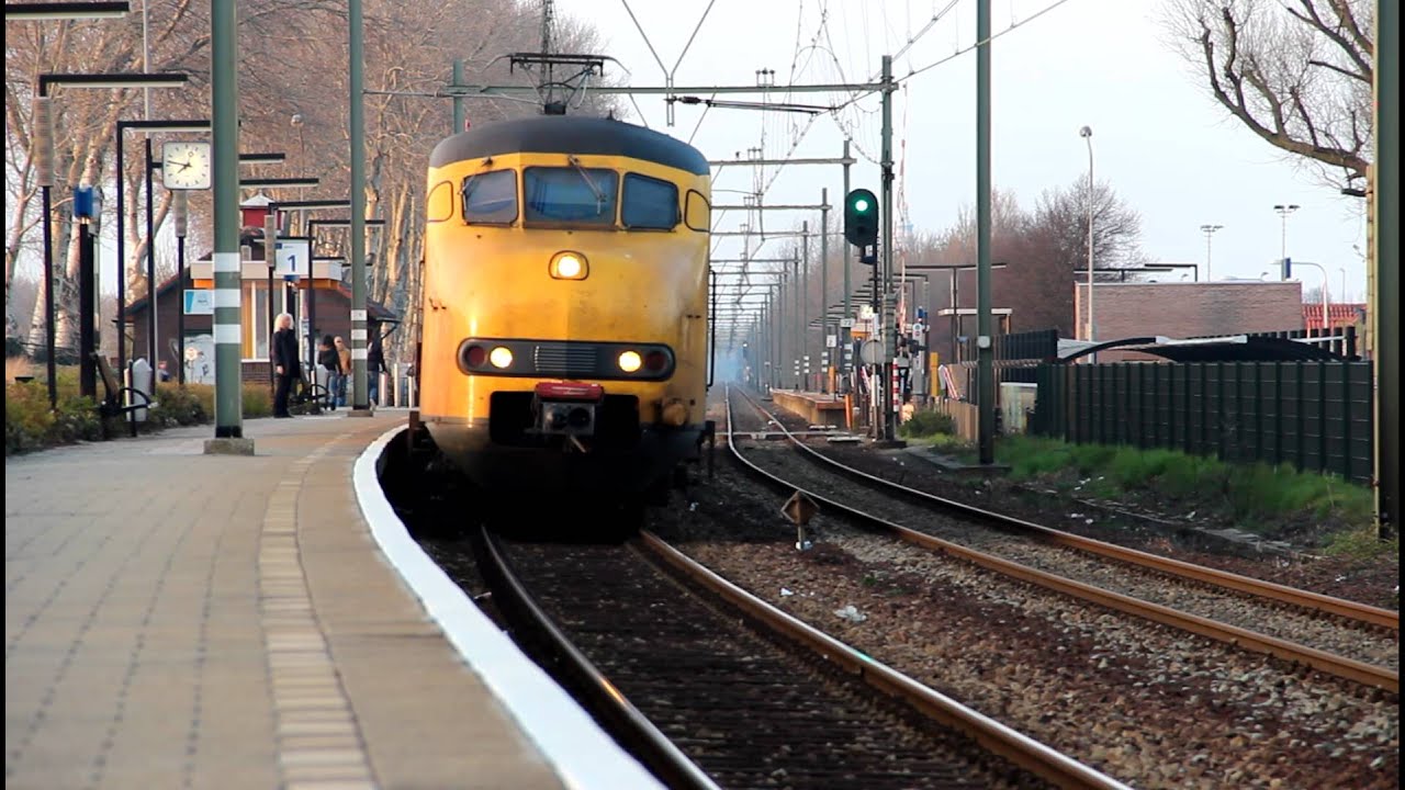 Stoptrein arriveerd en vertrekt vanaf station Vlissingen-Souburg