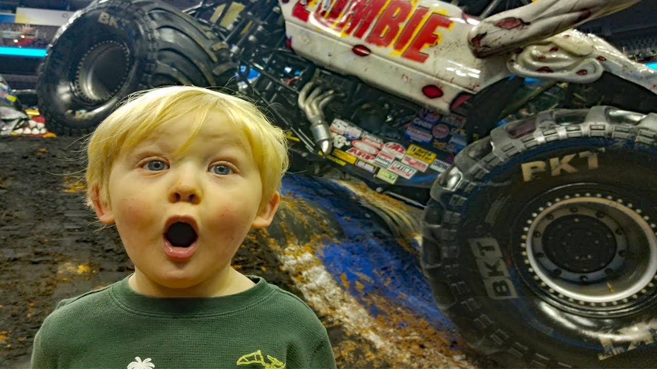 Monster Jam Backstage & Pit Party — самые преданные поклонники Monster Mutt и Zombie.