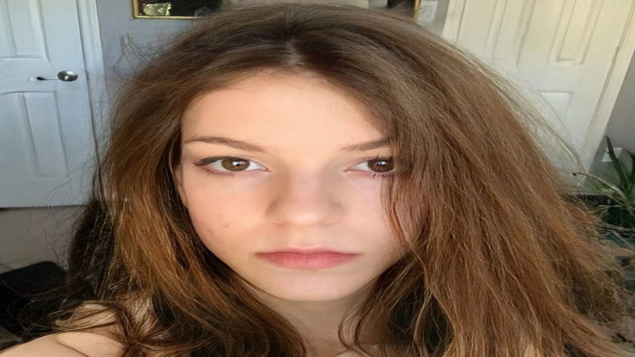 Girl plays minecraft (cute)