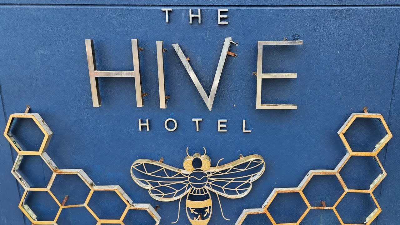 THE HIVE HOTEL in Lamai is a perfect location on the beach.
