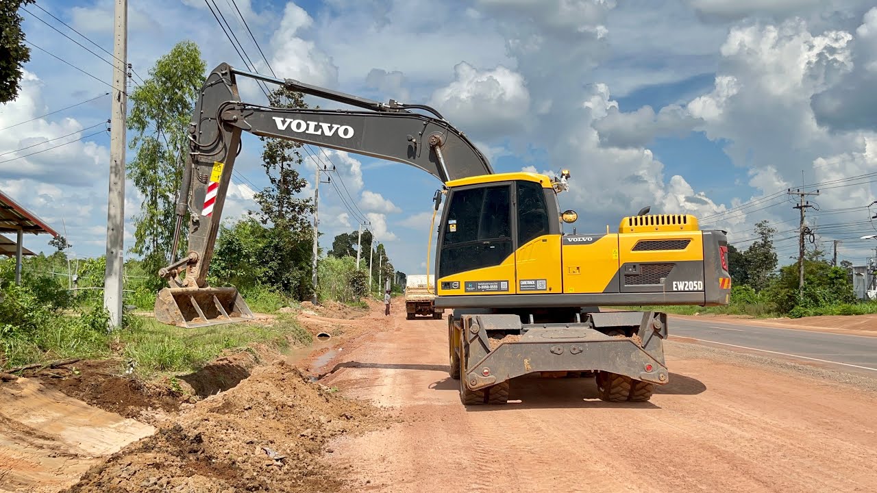 VOLVO EW205Dรถขุดล้อยางใส่บุ้งกี๋แบบหน้ากว้างเอาไว้คอยเก็บงานตามข้างทางถือว่าตอบโจทย์มากครับ EP.1277