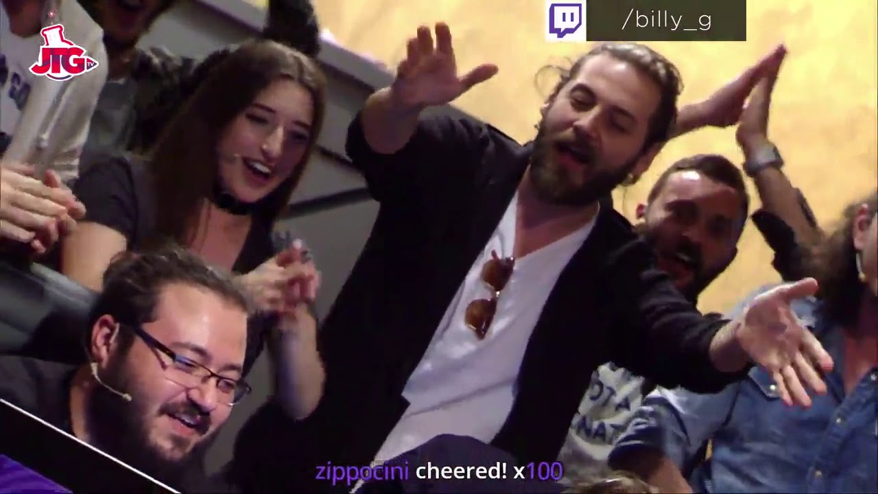 Jahrein Yarışmacılarla Birlikte İzmir Marşı Söylüyor