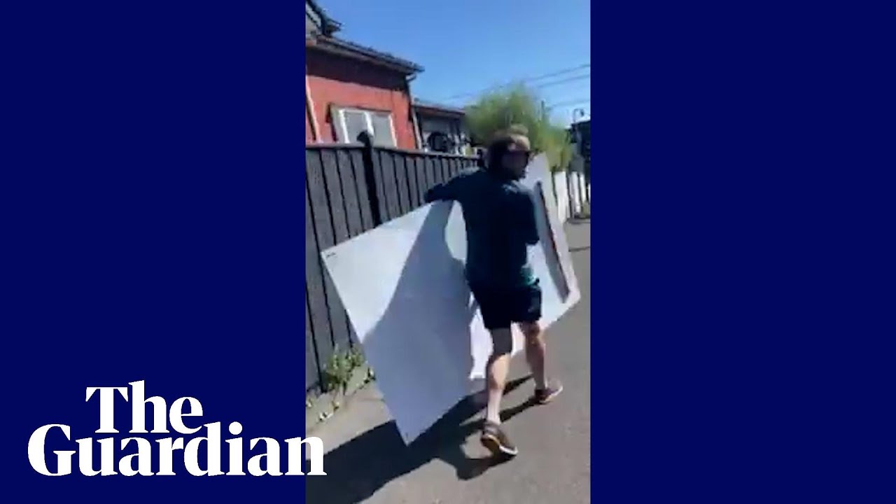 Monique Ryan's husband confronted after removing Liberal campaign sign from Melbourne yard