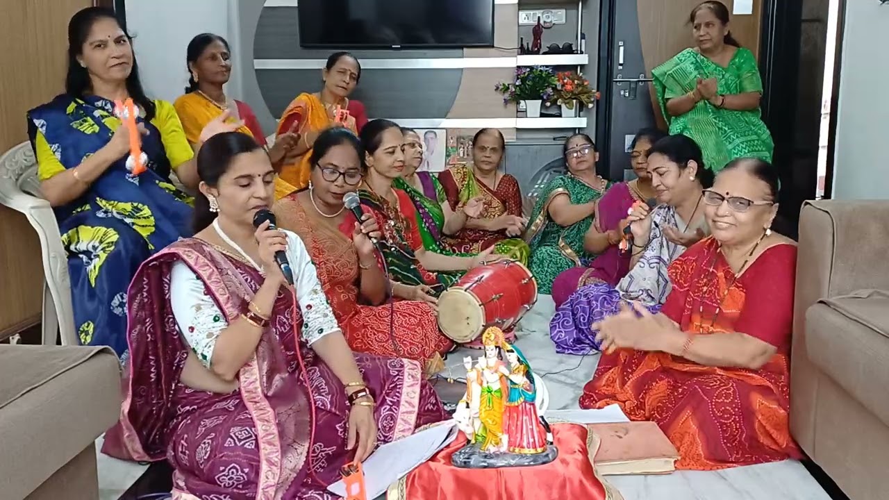 ભજન નીચે લખ્યું છે.ભકિતમય સુંદર ભજન સાંભળજો રમણ રેતીમાં રમતો કાનુડો.શ્રી સખી ભજન મંડળ.દક્ષા ગોહિલ.