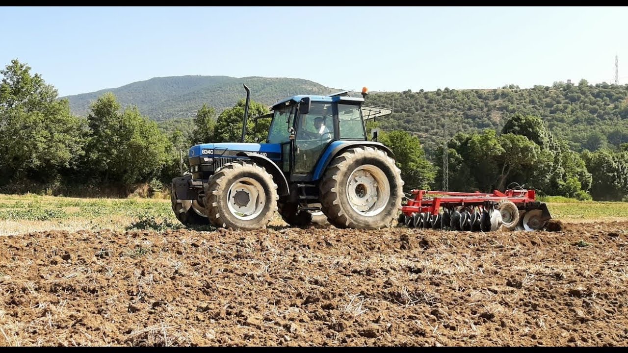 New Holland 8340 gradeando y sulfatando, 2019