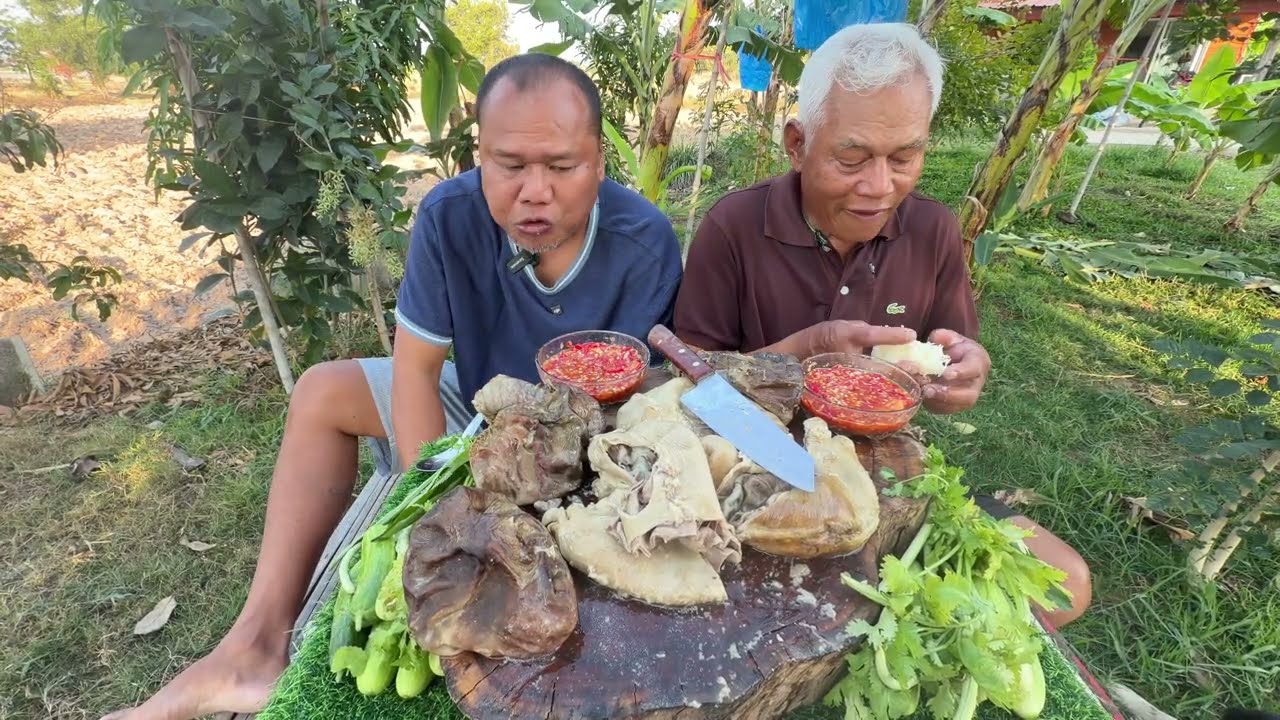 กระเพาะหมูต้มกรุบๆจุ่มแจ่วซีฟู้ดใส่ปลาแดก ซอยต่อนใหญ่ๆ | อิแอบแซบ
