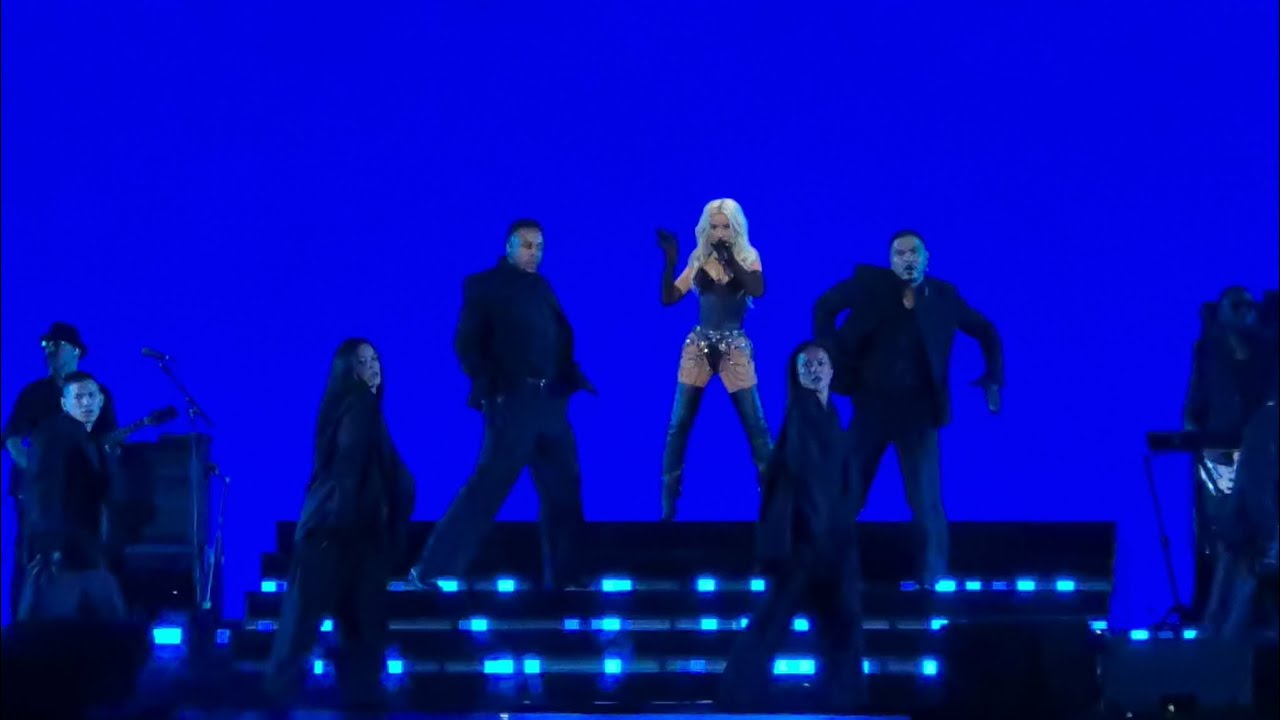 christina aguilera   gala piece jaune