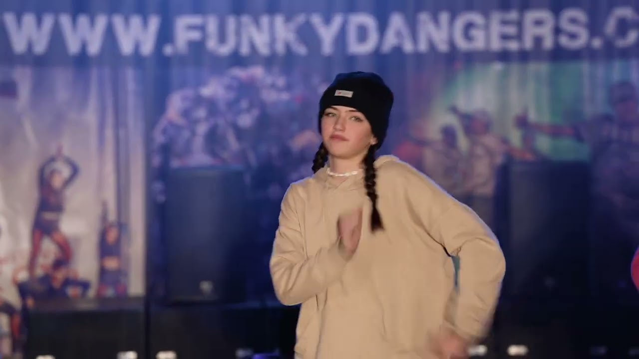 Funky Dangers - Vánoční show 2022 - 8  So Fresh   Skater Girl