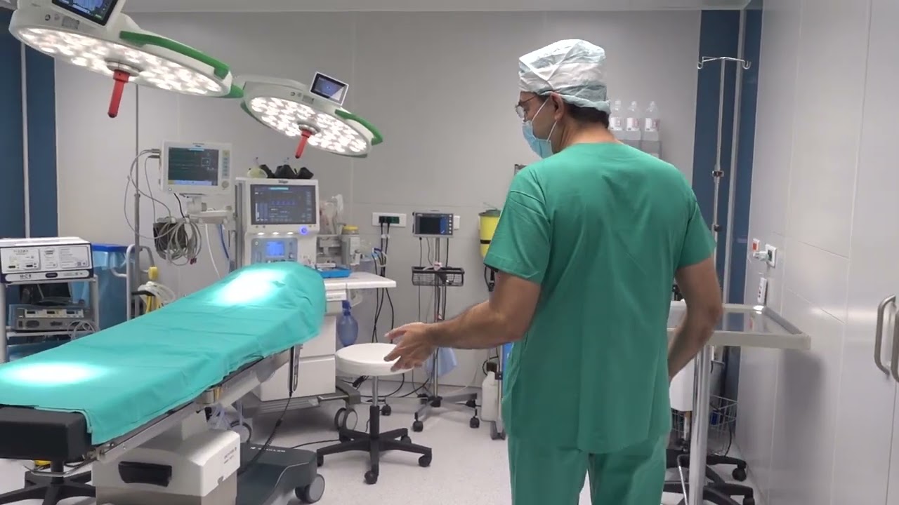 Ο χειρουργός Σταύρος Καρακόζης μας ξεναγεί στην πλήρως τεχνολογικά εξοπλισμένη αίθουσα χειρουργείου