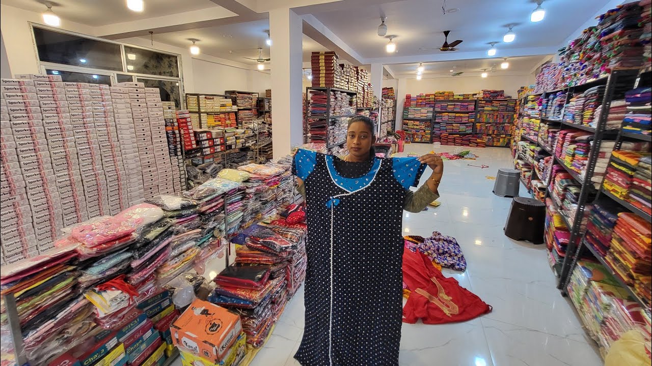 মাত্র ৩০ টাকায় নাকি শাড়ি এই দোকানে দেখুন লাইভ ভিডিওতে আসল সত্যতা 