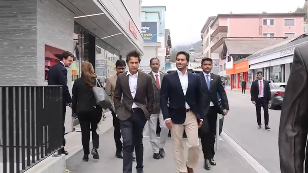 దావోస్ లో కాలినడకన సీఎం జగన్ || AP CM Jagan Simplicity In Davos || Bezawada Media