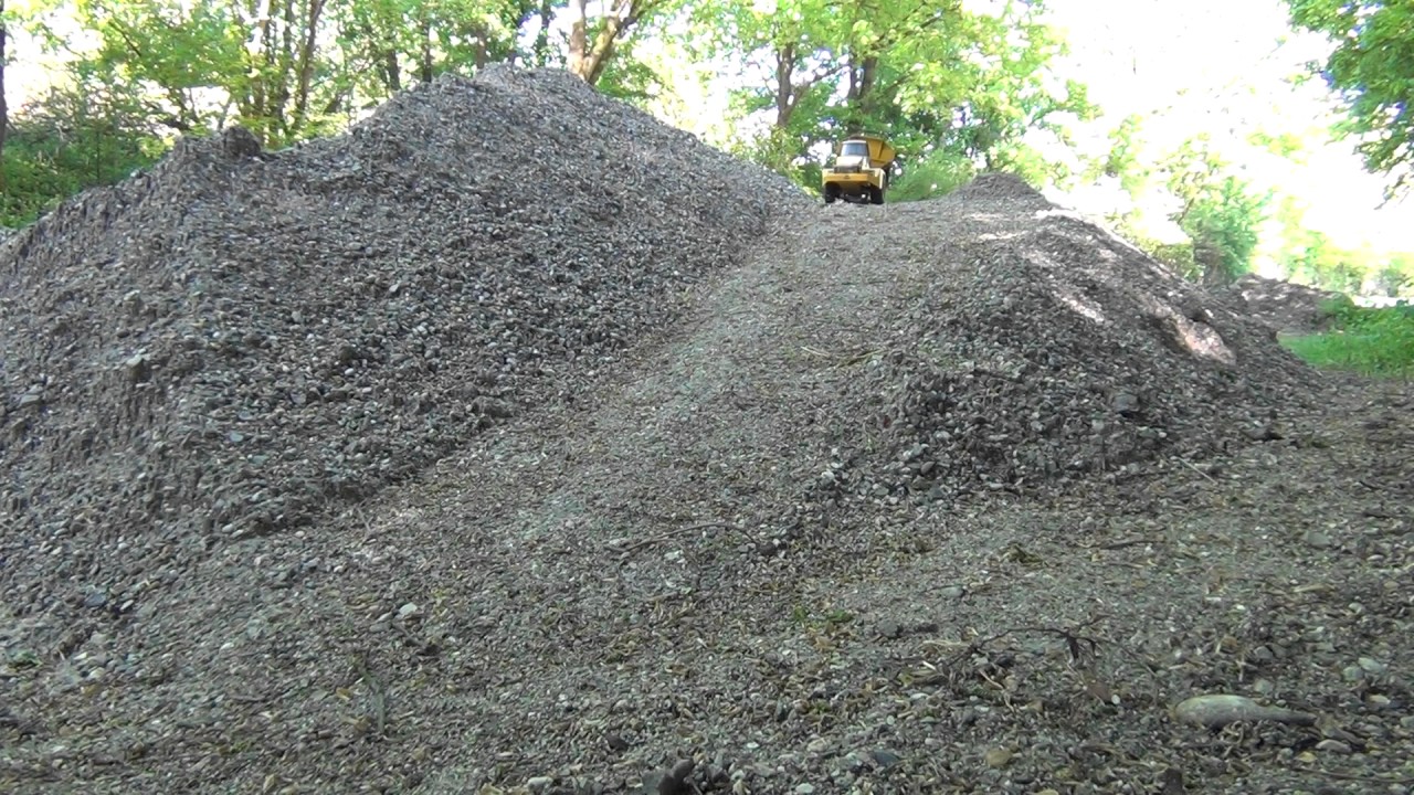 Wedico Dumper beim abkippen von Kies 02