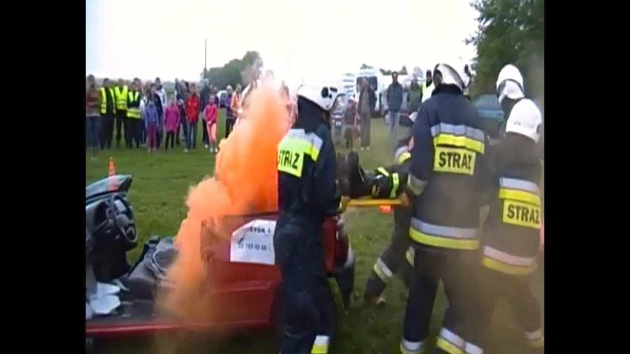 OSP Legionowo: Pokaz ratownictwa technicznego i gaszenia pożaru samochodu
