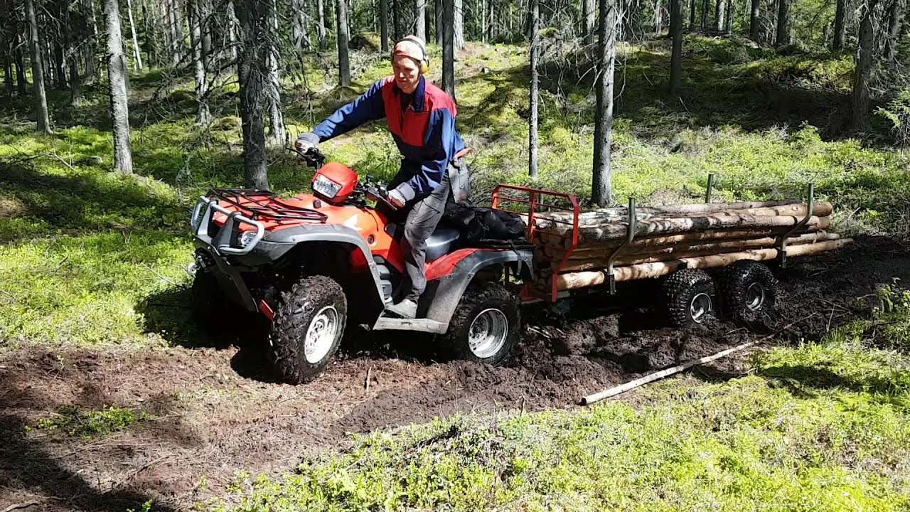 Sunnuntaiajelua mönkijällä ja pölkkyjen mättelyä