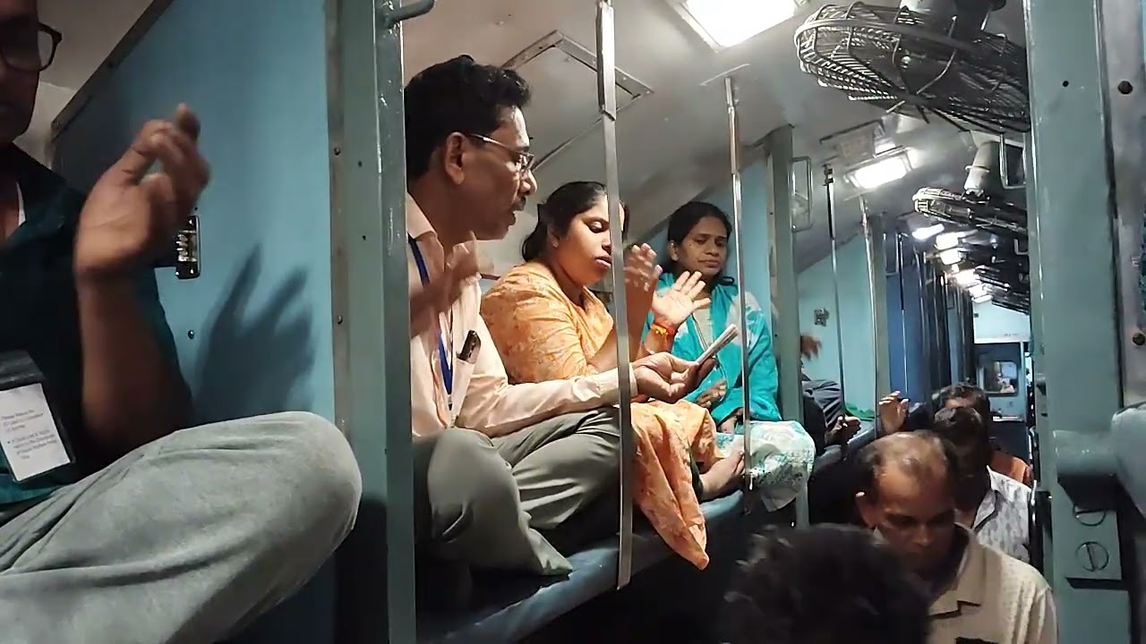 गोवा मुख्यमंत्री दर्शन योजने अंतर्गत अयोध्येहुन परत येताना रेल्वेत भाविक रामाचे भजन करताना.