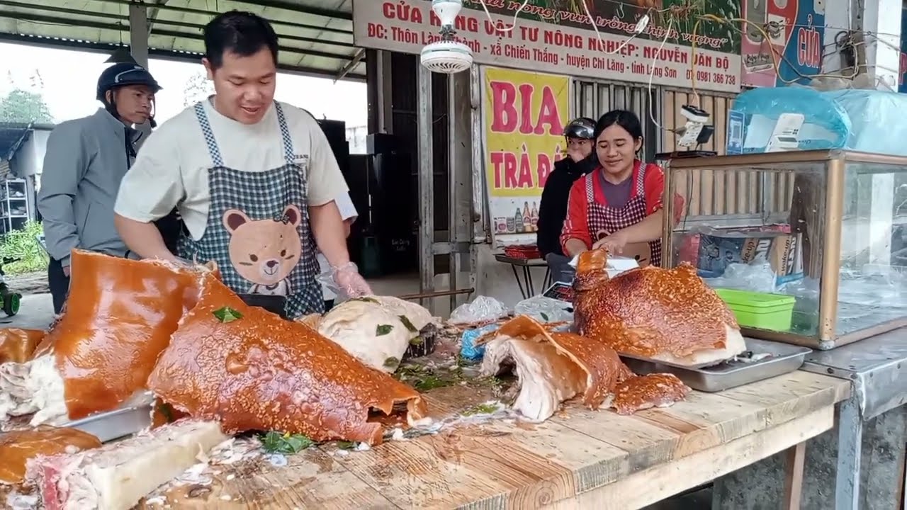 Thịt lợn quay da dòn và thơm lá mác mật có bán tại hội háng ví,18/1/2026