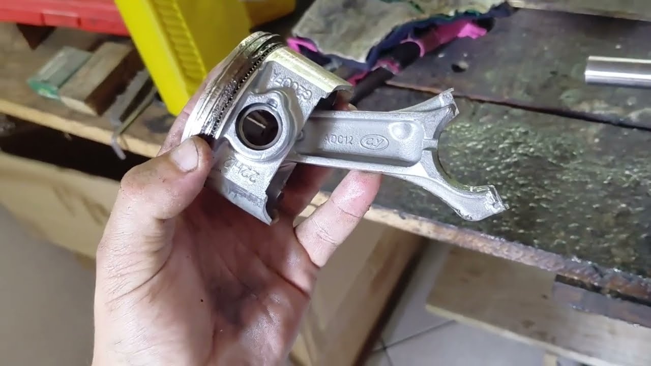 Desmontando motor estacionário abandonado