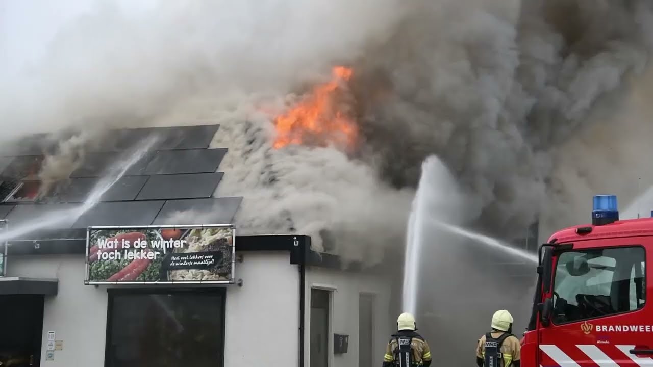 Flinke rookontwikkeling bij zeer grote brand in Vroomshoop; eigenaar helpt met blussen