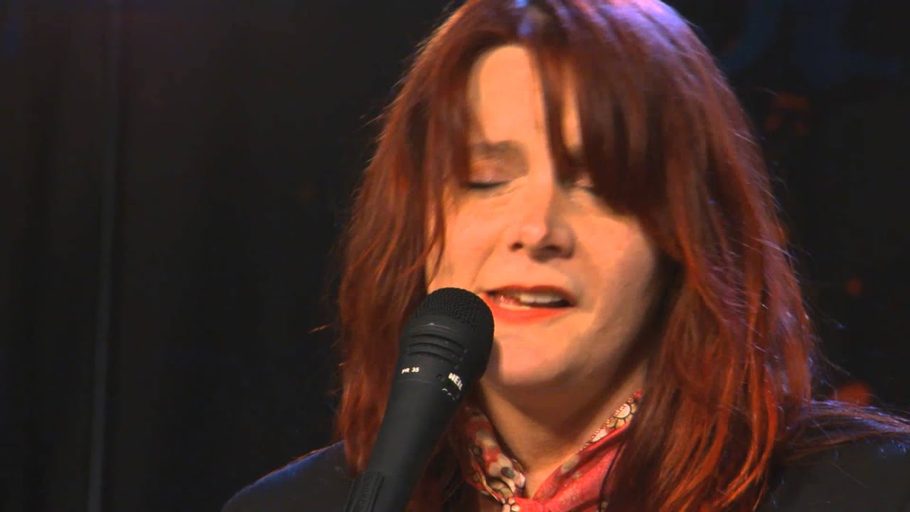 Carolyn Wonderland performs 