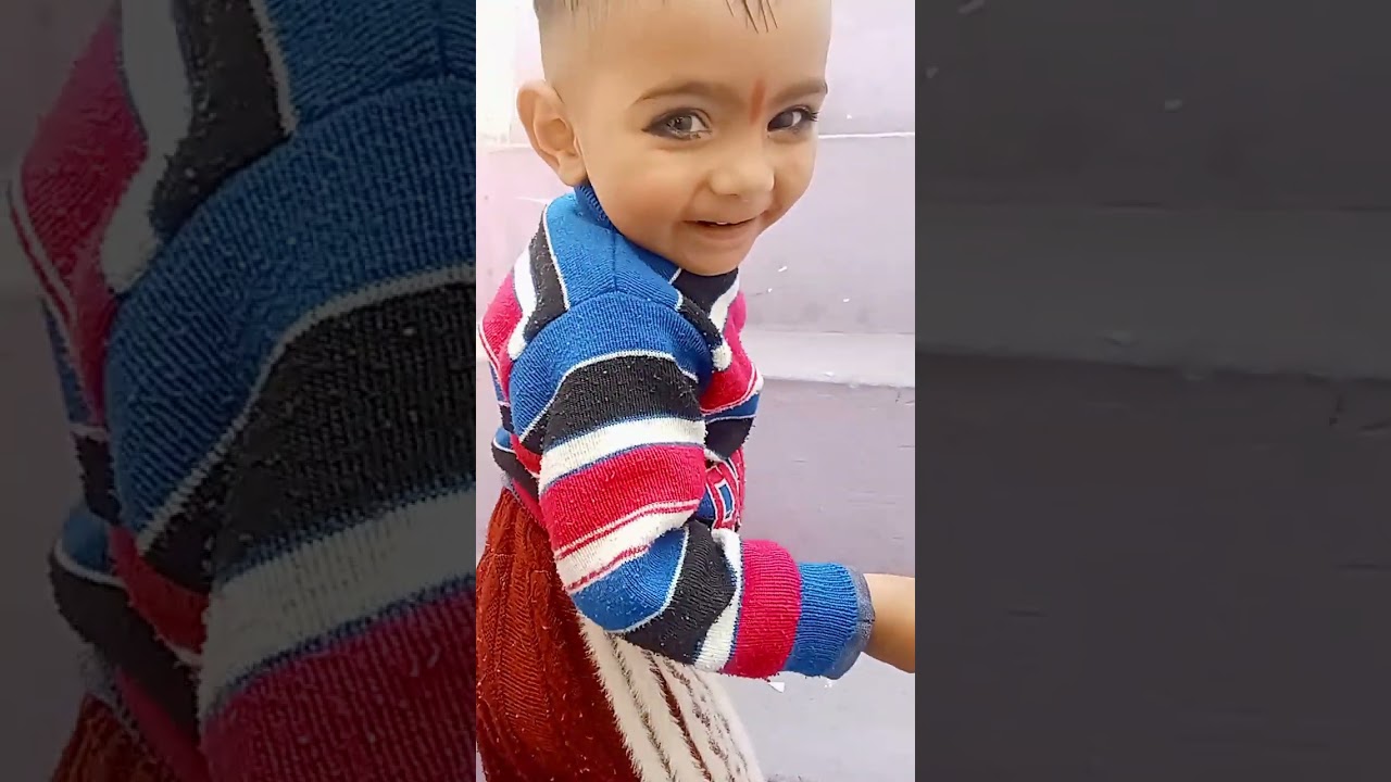 Dishu kha rahi hai pyaj aur uski aankhon mein a gaye aansu