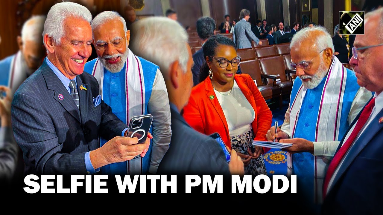 US Congressmen lined up to take autographs, selfies with PM Narendra Modi