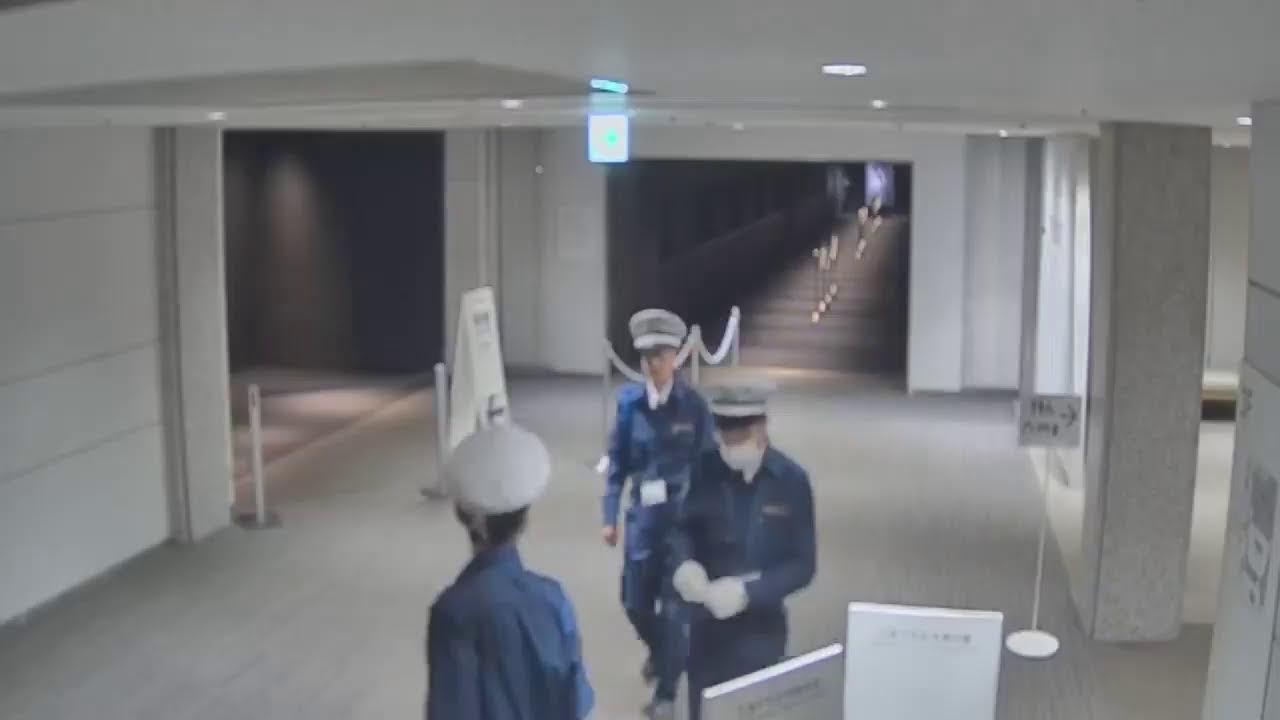 広島平和記念資料館の東館と本館を結ぶ渡り廊下の混雑状況