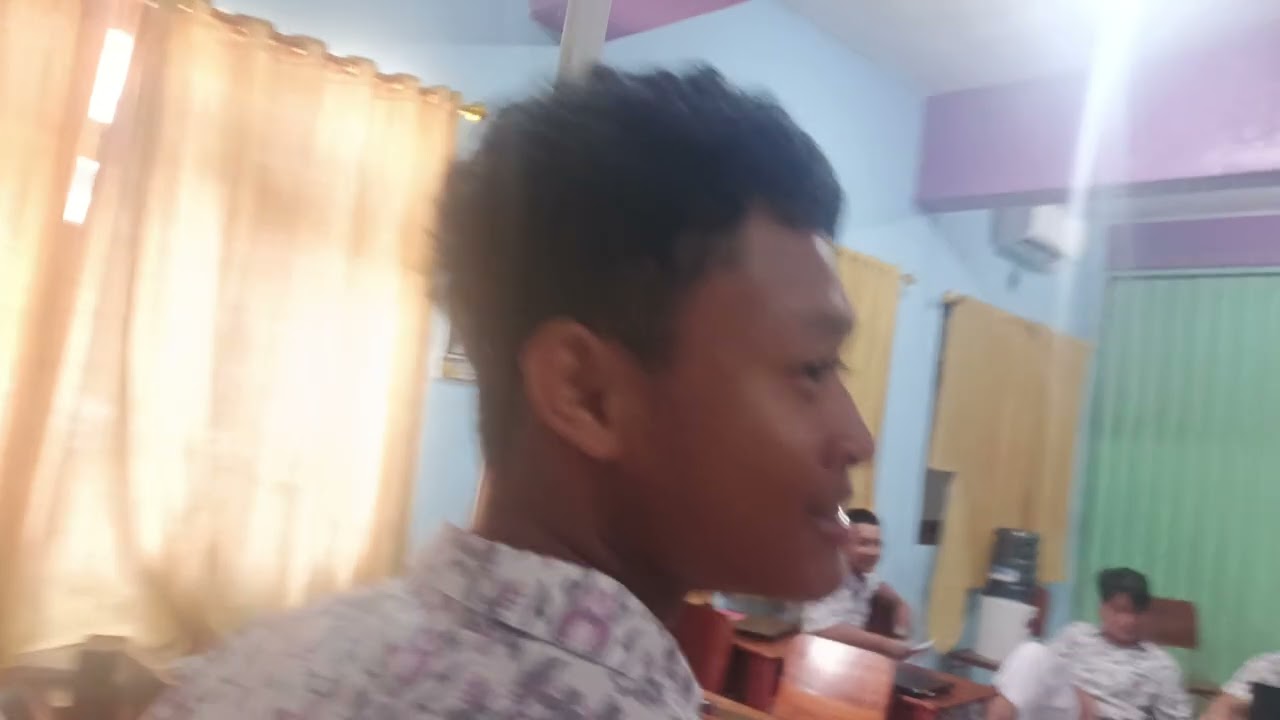 Menyuruh adek kelas sholat