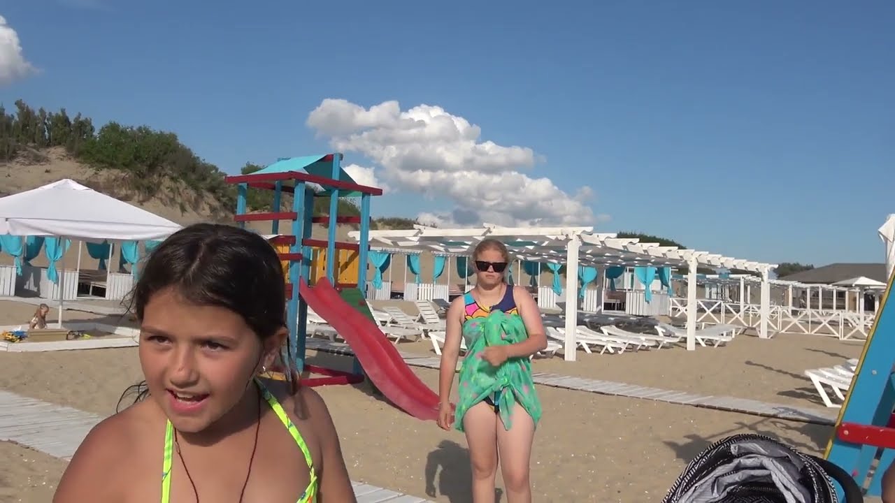 Шторм на море, нас выгнали, но мы всё равно лезем купаться! Везём девчонок на аттракционы. 22.6.22.