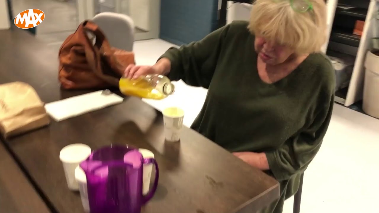 Tineke,s gympen en Manuela Kemp onder de tafel