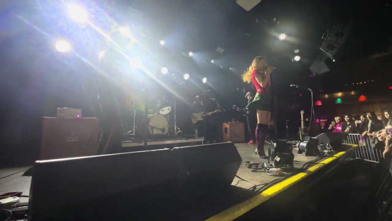 Bar Italia - "Changer" (live at the Paradise, Boston, MA 11/24/25)