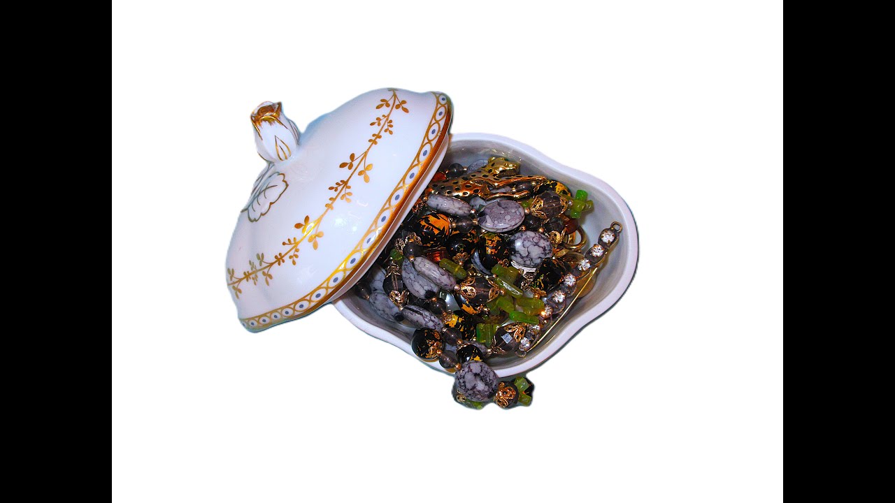 Vintage floral jewelry box filled with vintage jewelry. #vintagejewelry #thrift #thrifthaul #jewelry