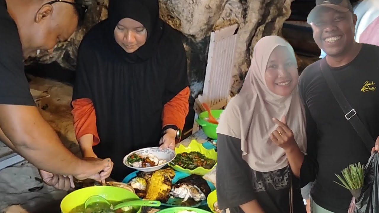 Hidangan Aneka Macam makanan laut, kepiting, kerang, ikan tuna dll, disantap ditepi pantai