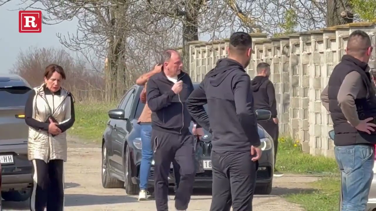 Darko Lazić u suzama prima saučešća ispred porodične kuće u Brestaču