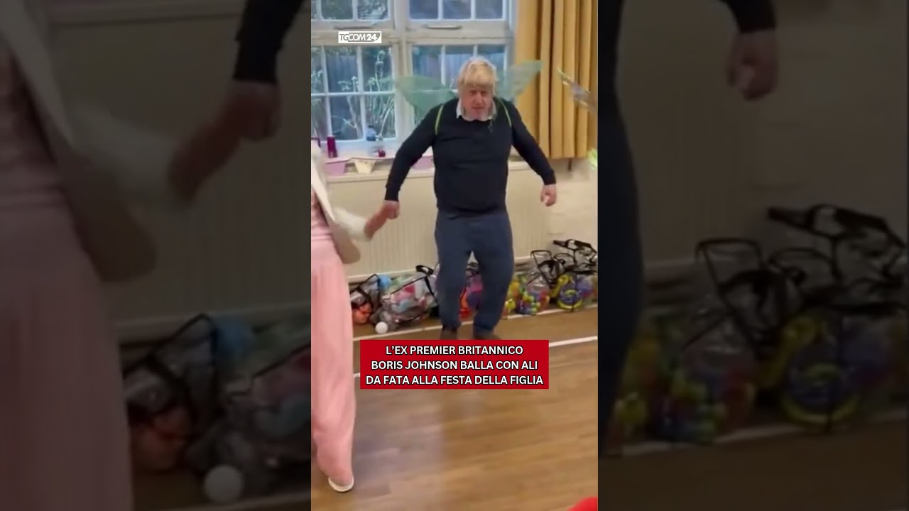 L'ex premier britannico Boris Johnson balla con ali da fata alla festa della figlia
