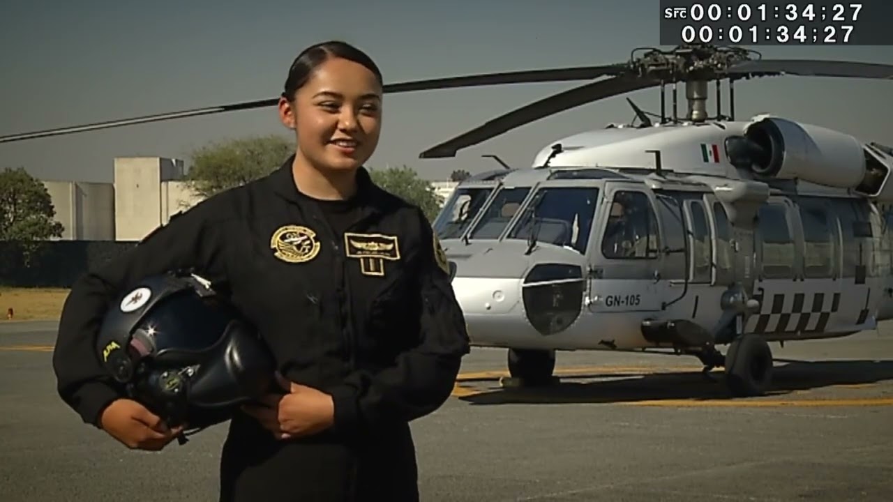 El cielo se pinta de rosa cuando la subteniente Hazel Aguilar toma los controles de su aeronave